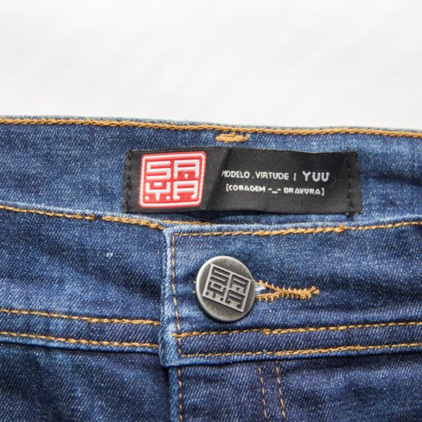 saia masculina jeans botão e etiqueta